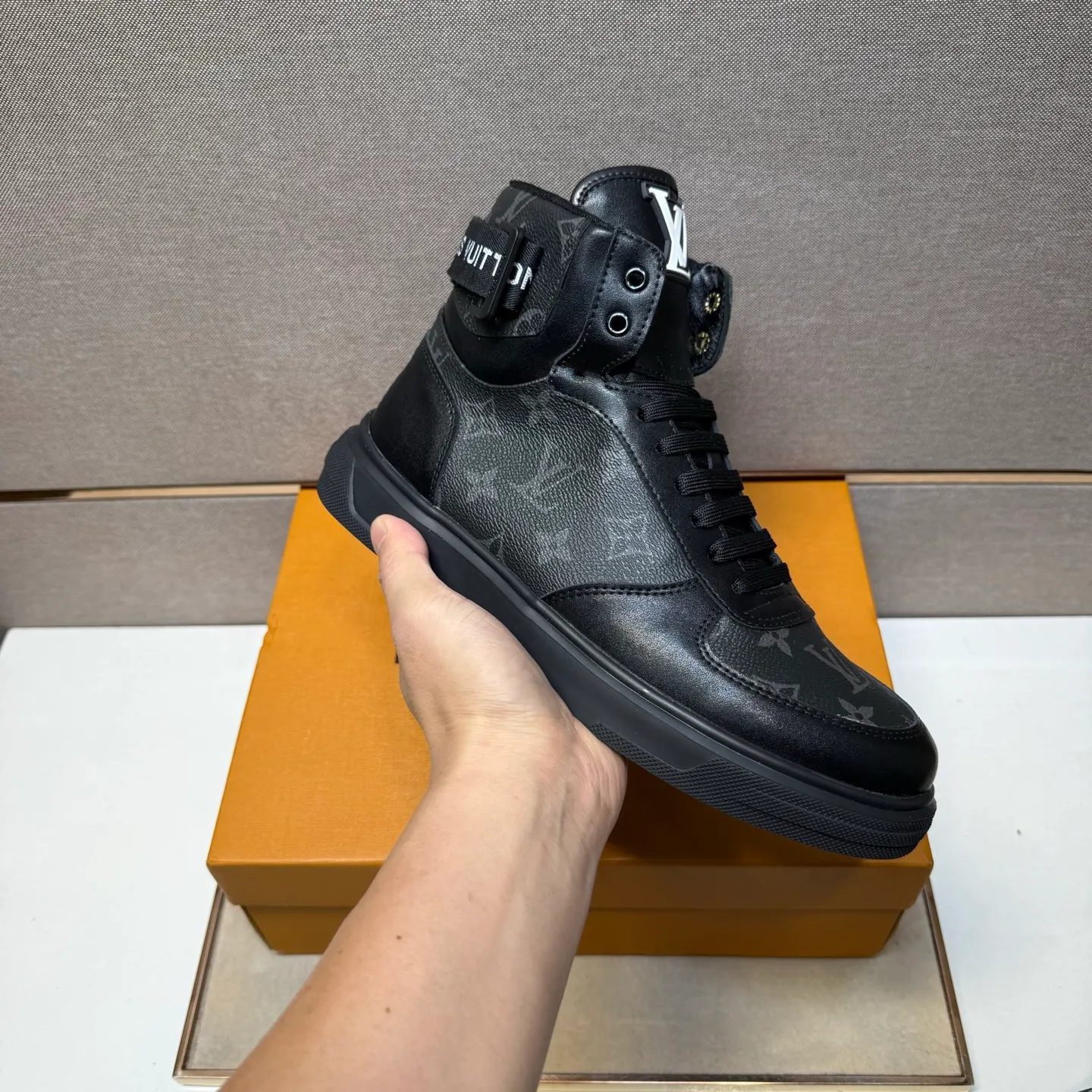 ⬛️Men's shoes 💰p420 [LV～] Men's high-top casual shoes 2025z cabinet sales simultaneously 🔶Size: 38-44 #️⃣ 🔷2 colors🔜The upper is made of multi-material splicing➕Mesh lining, comfortable and breathable, sole: original comfortable and wear-resistant outsole, ⚠️real thing📱photographed🎬real thing is better📢📢📢